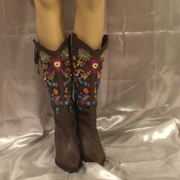 7.5 LEATHER COWGIRL BOOTS WITH COLORFUL FEMININE EMBROIDERY - Picture 1 of 12